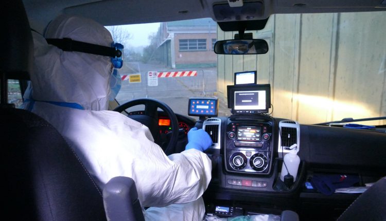 Ambulanza InterSOS presa a calci, negazionista di Milano: “terroristi!”. La Polizia Municipale la vede, scatta la denucia | Emergency Live 1