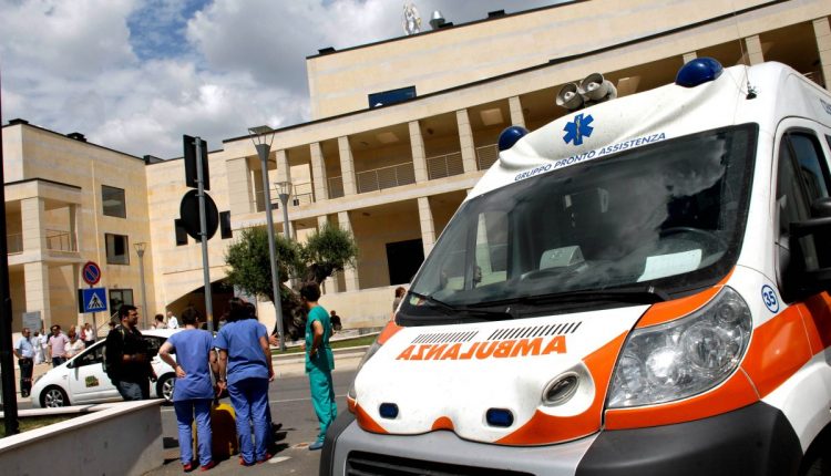 Covid, Croce Rossa Napoli: “Boom ambulanze abusive e rischio infiltrazioni criminali” | Emergency Live
