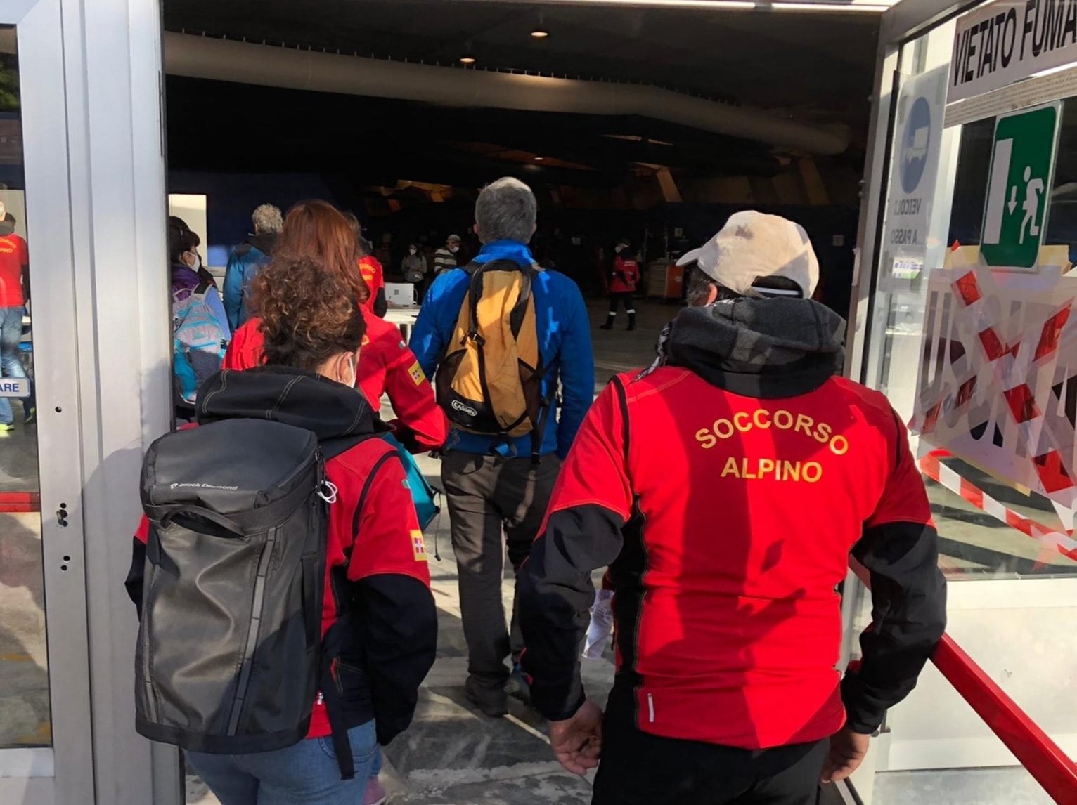 Emergenza Coronavirus, all'ospedale Covid di Torino Esposizioni i volontari del CNSAS Soccorso Alpino Piemonte | Emergency Live