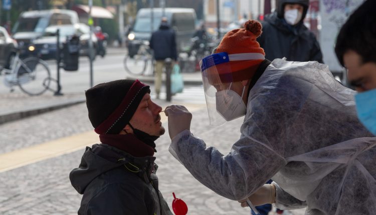 Covid, numeri in calo: 26.323 i nuovi contagi e 686 i decessi | Emergency Live