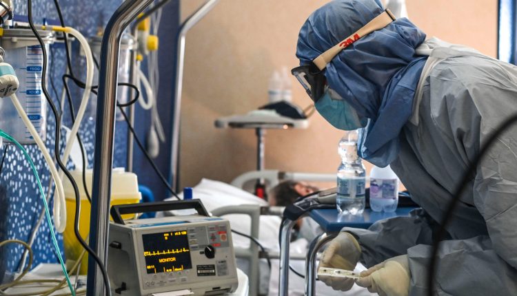 Coronavirus, Gimbe: “Continua l’ascesa dei contagi COVID-19. Ospedali verso la saturazione” | Emergency Live