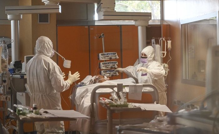 Covid, l’appello di medici e dirigenti: “Ospedali sovraccarichi, non allentare le restrizioni” | Emergency Live