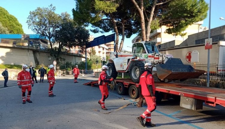 Emergenza COVID-19 in Liguria: Croce Rossa allestisce l'ospedale da campo al San Martino di Genova | Emergency Live