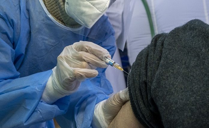 Rischio furti per vaccino anti Covid, i farmacisti ospedalieri: “Alzare il livello di sicurezza” | Emergency Live