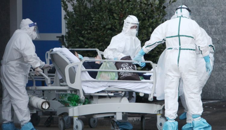 Covid, nuovo record di decessi: sono 636. I contagiati sono 37.978 su 234mila tamponi | Emergency Live