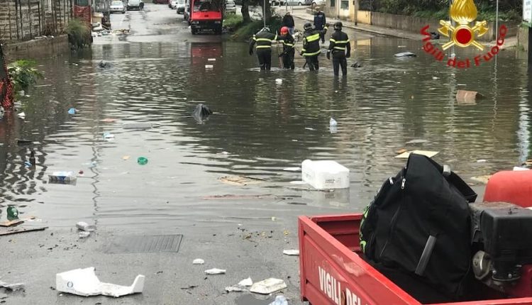 Allagamenti a Palermo per il maltempo, vigili del fuoco in azione con le idrovore | Emergency Live