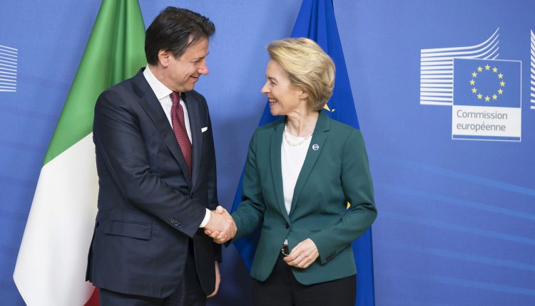 Ue, Conte annuncia misure comuni per il Natale. Von Der Leyen: “Da Moderna 160mln di dosi vaccino” | Emergency Live