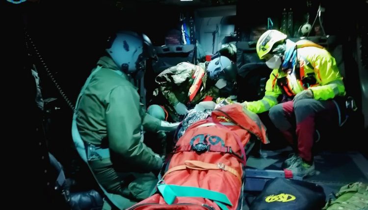 Gravemente ferito sui Monti Picentini, salvato da Soccorso Alpino CNSAS ed Aeronautica Militare / FOTO E VIDEO | Urgență Live 8
