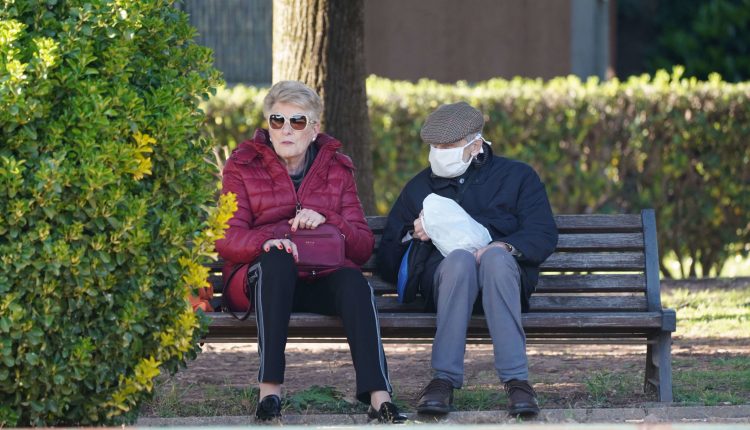 Coronavirus, controlli dei Nas nelle Rsa: 40% di irregolarità nelle misure anti-Covid. Due chiusure e quattro arresti | Emergency Live
