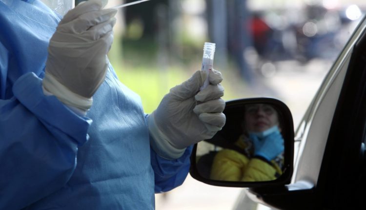 Covid, calano i contagi: 25.853 su 230.000 tamponi. I morti sono 722 | Emergency Live