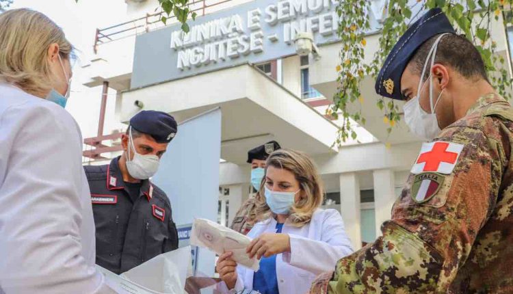 Covid-19 in Kosovo: i militari italiani Kfor donano dpi alla clinica di Pristina | Emergency Live
