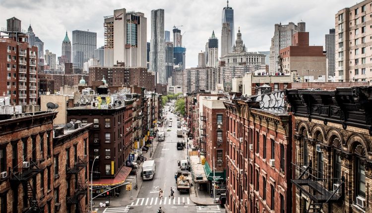 Usa, è record di 250mila morti per covid. E a New York scuole chiuse | Emergency Live