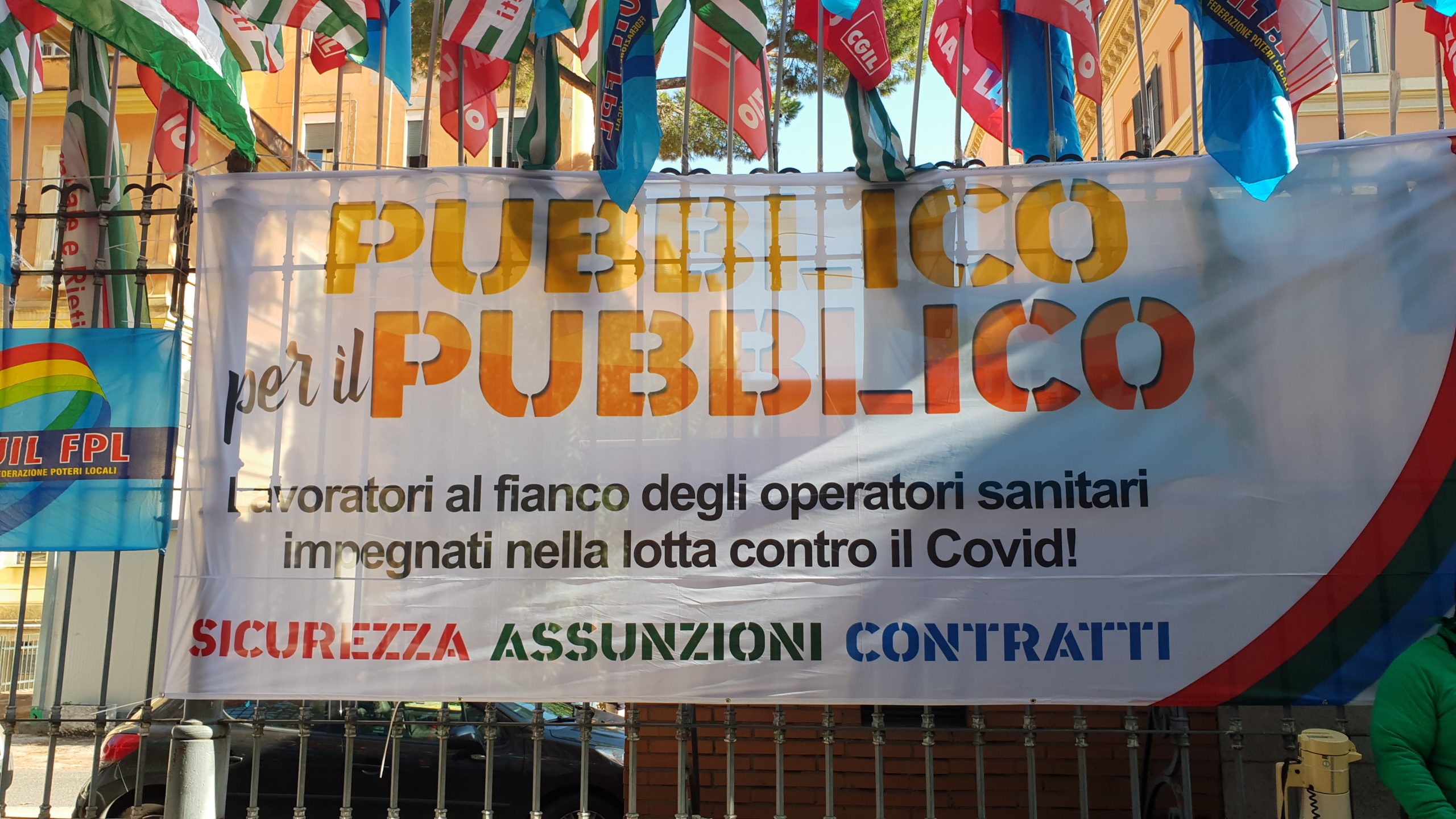 Coronavirus, la protesta dei lavoratori della Sanità: “Mancano 50mila unità di personale. Tamponi e dpi, o SSN va in tilt ” | Emergency Live