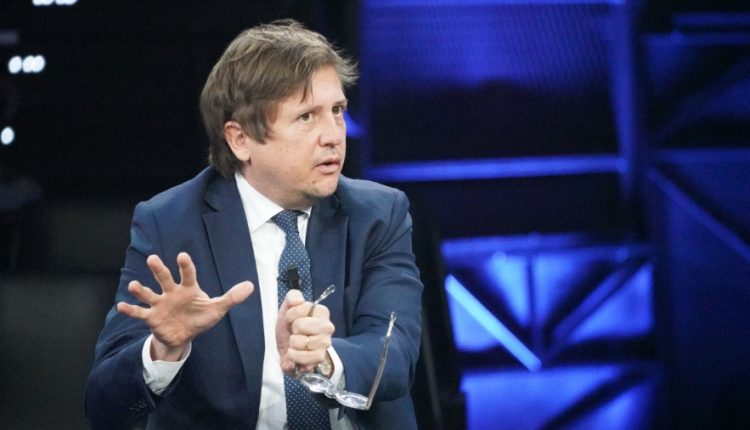 Covid, il viceministro Sileri: “O la curva si appiattisce per il 15 novembre o misure più restrittive” | Emergency Live
