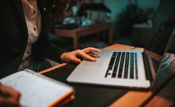 Pelle sotto stress, i dermatologi mettono sul banco degli imputati smart working, pc, cellulari e tablet | Emergency Live