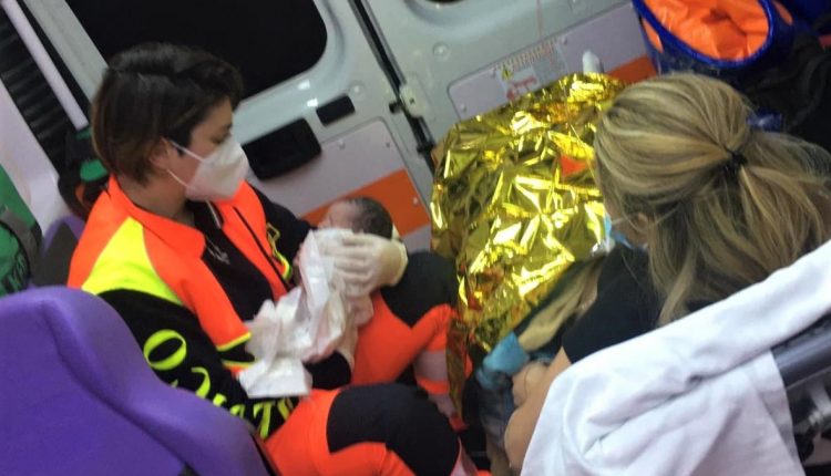 Parto in ambulanza, protagonisti autista soccorritore, infermiere e dottoressa 118: la felicità del 118 Cosenza