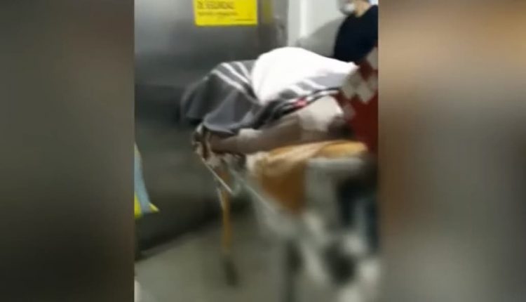 Bolivia, infermiera lascia cadere un neonato per controllare lo smartphone: non staremo esagerando? / VIDEO