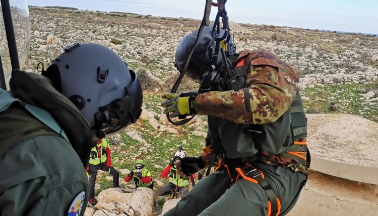 Operazioni HEMS, en Sicile addestramento congiunto di Aeronautica Militare e Soccorso Alpino CNSAS 13