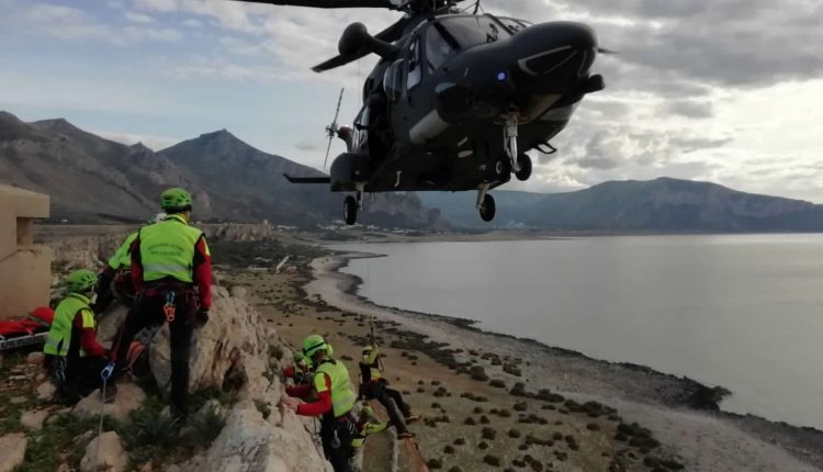 Operazioni HEMS, en Sicile addestramento congiunto di Aeronautica Militare e Soccorso Alpino CNSAS 10