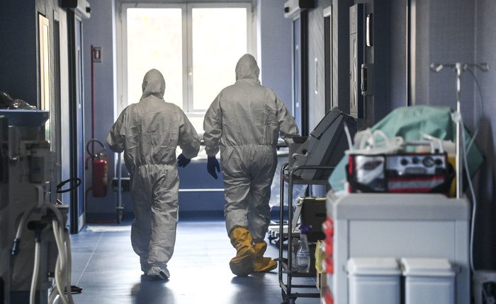 Covid, calano contagi e tamponi: in 24 ore 13.720 casi, 528 i morti
