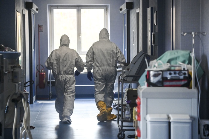 Covid, calano contagi e tamponi: in 24 ore 13.720 casi, 528 i morti