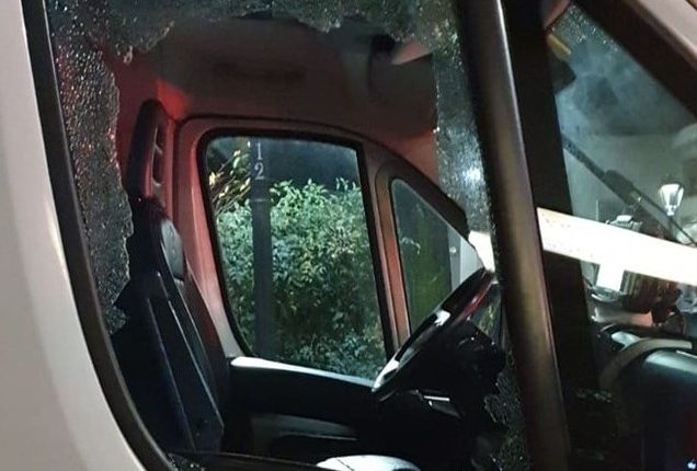 Croce Verde Baggio, terzo atto vandalico in poche settimane: sampietrino contro ambulanza, vetro in frantumi 1