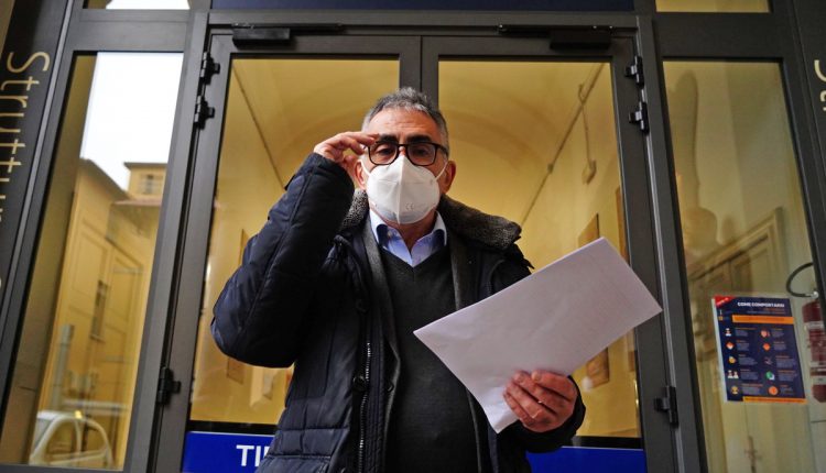 Covid, Pregliasco: “Cosa non fare a Natale? Passarsi cellulare per gli auguri”