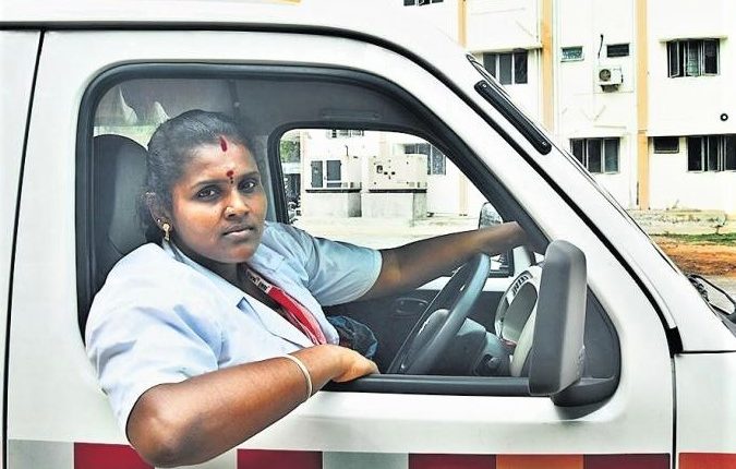 Autista di ambulanza e Vigile del Fuoco dell'aviazione: le donne in India stanno infrangendo gli stereotipi di genere 4