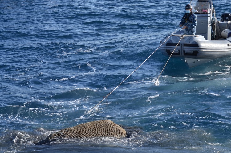 Golfo di Follonica, concluse le operazioni della Marina Militare per il recupero delle ecoballe 1