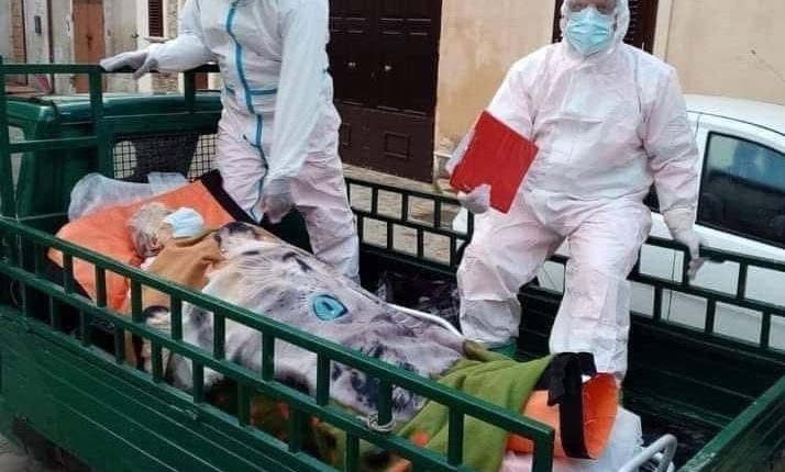 Calabria, ambulanza non riesce a raggiungere abitazione: anziana trasportata su Ape Piaggio dai soccorritori del 118
