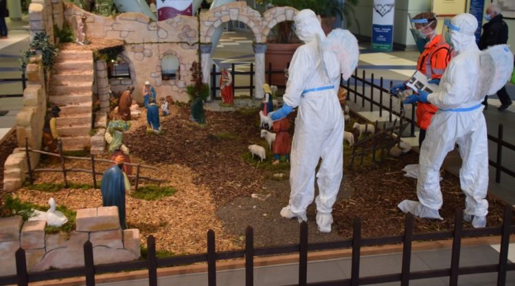 Natale ai tempi del covid: soccorritori, infermieri e medici "angeli" nel presepe allestito all'ospedale di Forlì