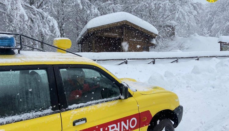Pievelago, colto da malore mentre spala la neve: intervengono ambulanza 118 e CNSAS ma non c'è niente da fare