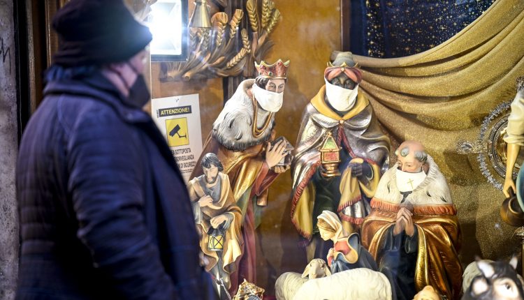 Natale, le nuove misure anti Covid varate già domani. “Necessario chiudere fino all’Epifania”