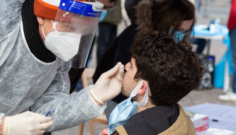 Covid, Ricciardi: “No al tampone prima delle feste, e attenti ai ‘super spreader'”