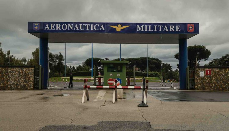Covid, l’aeroporto di Pratica di Mare sarà l’hub italiano dei vaccini: di lì partiranno per tutta Italia
