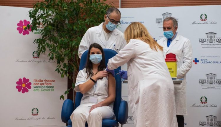 Insulti no-vax all'infermiera Claudia Alivernini , la prima vaccinata d’Italia chiude gli account social