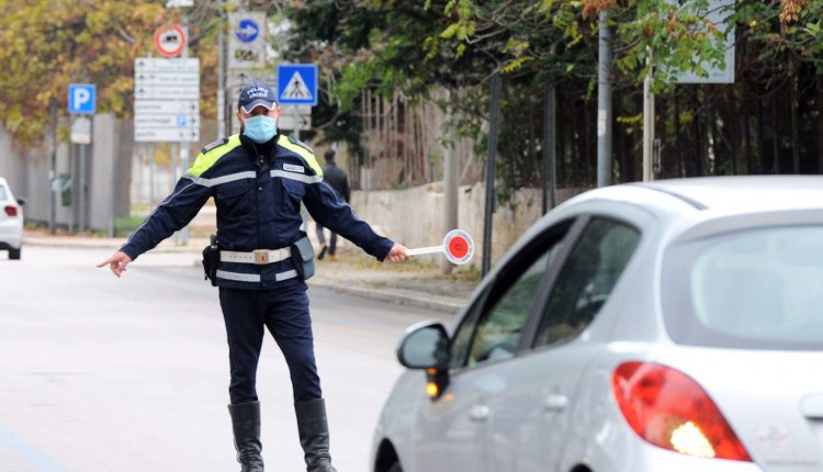 Natale, prevale la linea dura sugli spostamenti: non si potrà uscire dai Comuni