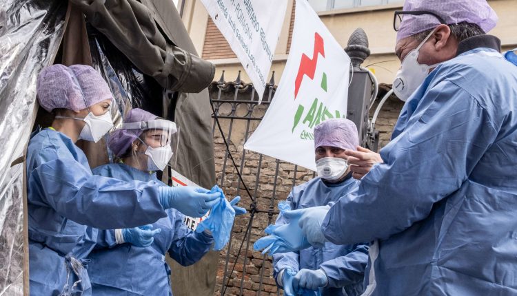 Covid, al via il reclutamento di sanitari in tutta Italia: assunzioni per 3mila medici e 12mila infermieri