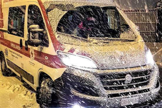Neve e gelo non fermano i soccorritori: ambulanza bloccata dalla neve, i Volontari della CRI vanno dal paziente a piedi