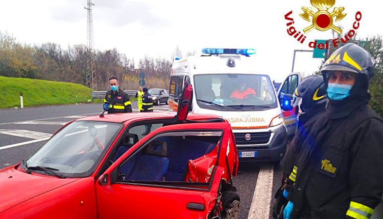Cosenza, incidente tra ambulanza e auto sulla A2: un ferito