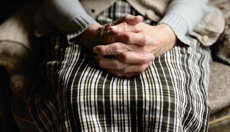 Covid e case di riposo: a Reggio Emilia aprono le ‘stanze degli abbracci’, per gli anziani nelle ASP