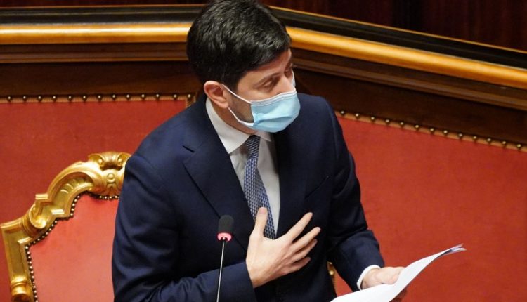 Speranza su Covid: “Limitazioni e rigore durante le Feste, a gennaio vaccino gratis”