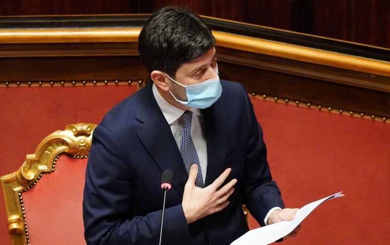 Speranza su Covid: “Limitazioni e rigore durante le Feste, a gennaio vaccino gratis”