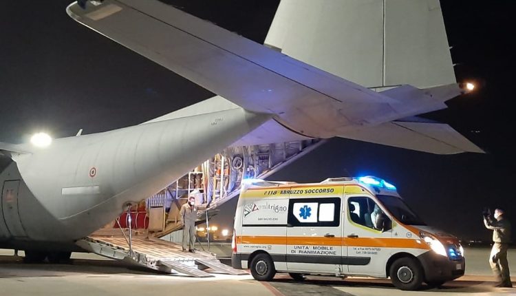 COVID-19, paziente in gravi condizioni da Vasto a Catanzaro con ambulanza 118 di Abruzzo Soccorso e C-130J dell'Aeronautica Militare 2