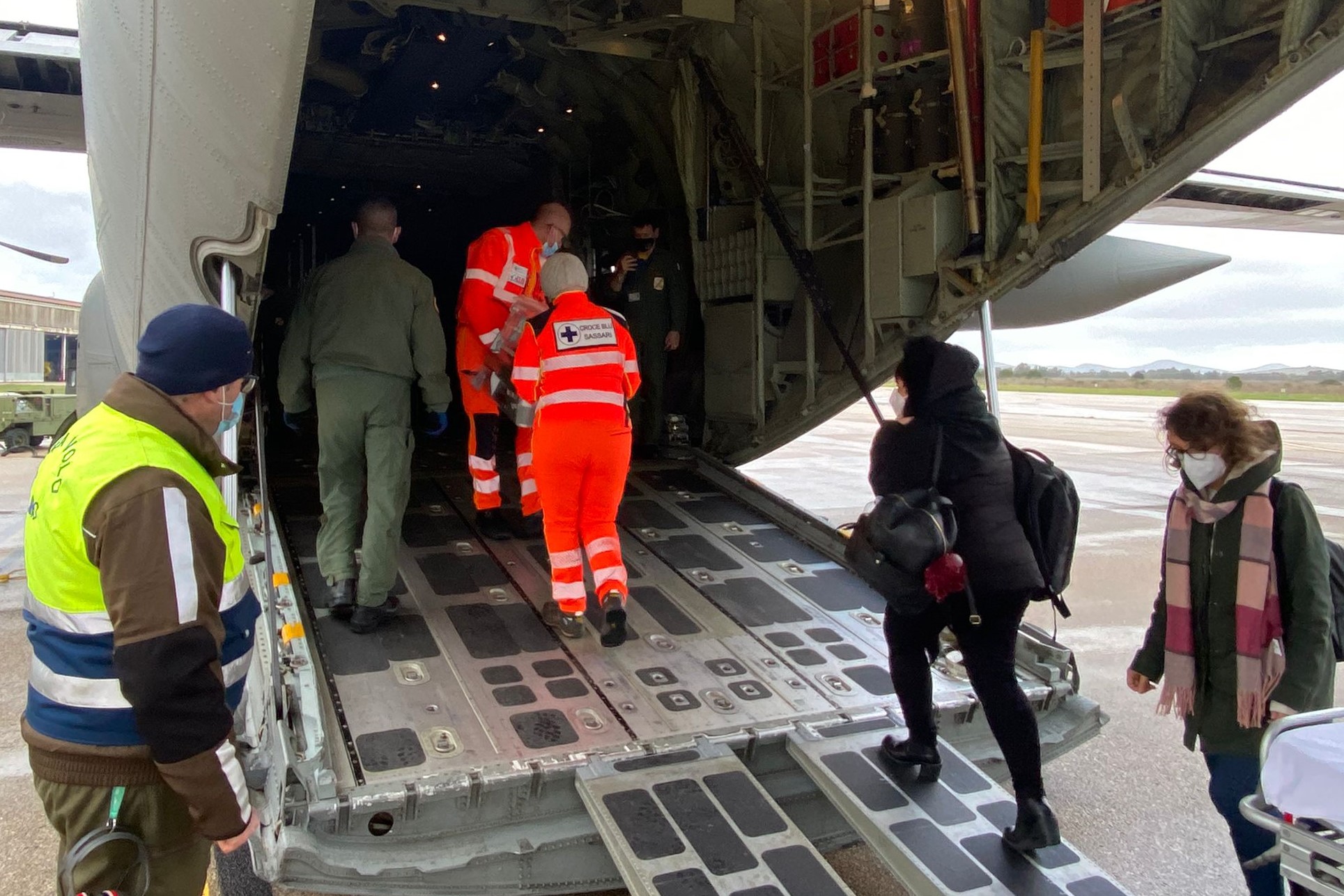 Bimba in pericolo di vita: culla termica e ambulanza in volo su C-130J dell'Aeronautica Militare 1