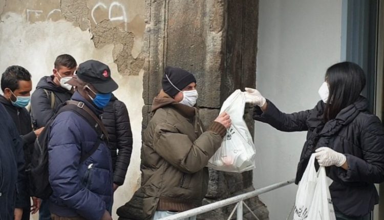Napoli, è iniziata ieri la distribuzione dei pasti di solidarietà della Fondazione Cannavaro Ferrara 1