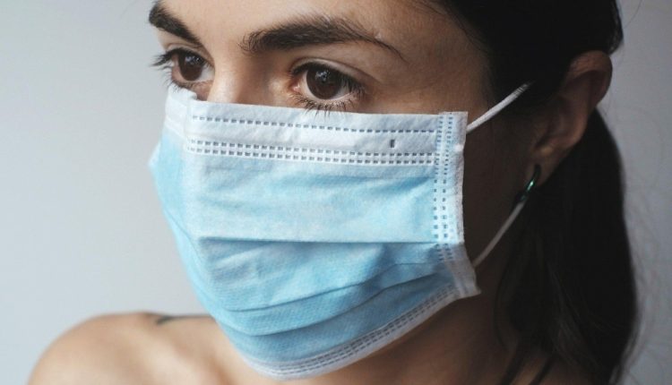 L’uso della mascherina causa dermatite? Sì, ed ecco i consigli della dermatologa