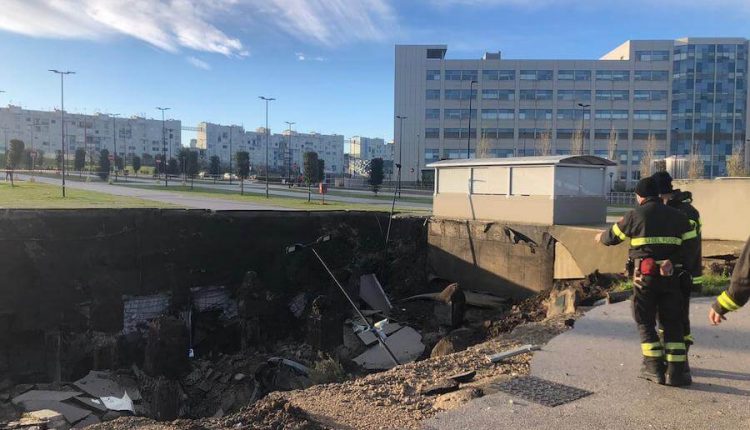 Voragine dopo un'esplosione, all'Ospedale del Mare un cratere di 50 metri: evacuato Covid residence