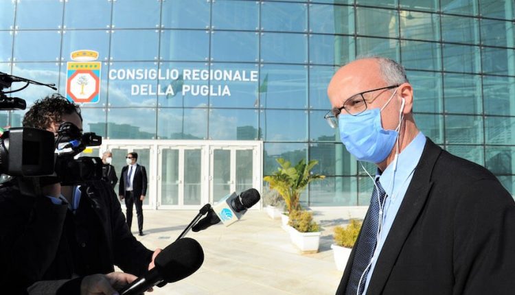 Scuola, dalla Puglia Lopalco chiede “subito vaccini per gli operatori”