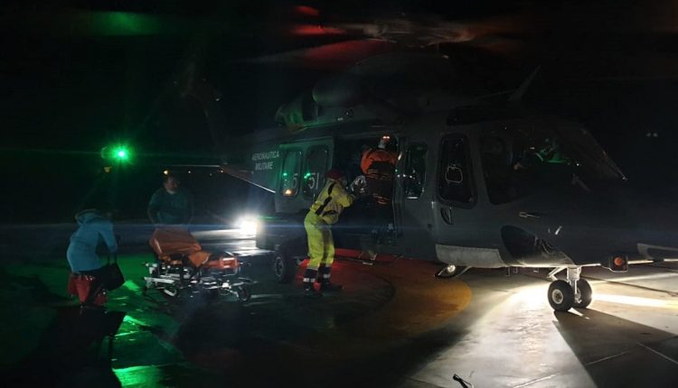 Soccorso aereo d'emergenza: elicottero dell'Aeronautica per trarre in salvo giovane con trauma cranico sull'isola di Linosa 1